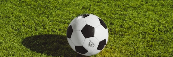 世界杯球员评分分析文章配图 - 球员在场上奔跑