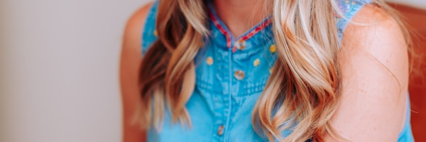 足球战术分析文章配图 - 教练在战术板前讲解